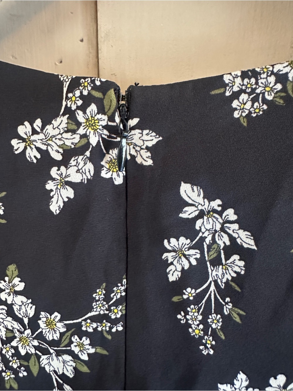CeCe Black Floral Ruched Sleeveless Blouse Top Medium NWT V-Neck - Picture 7 of 9
